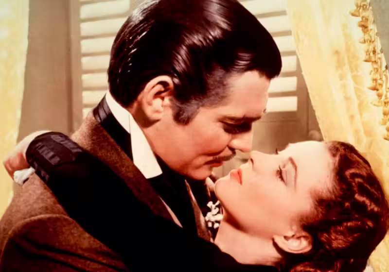 A clássica cena de "E o Vento Levou" eternizada como uma das mais românticas do mundo. No Dia dos Namorados, veja casais que inspiram com seu amor. - Foto: Adoro Cinema