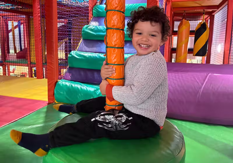 O britânico Joseph Harris-Birtill, de 2 anos, já se comunica em cinco idiomas, lê, joga xadrez e está tocando piano. O menino gênio está entre os mais inteligentes do mundo. - Foto: Guinness World Records