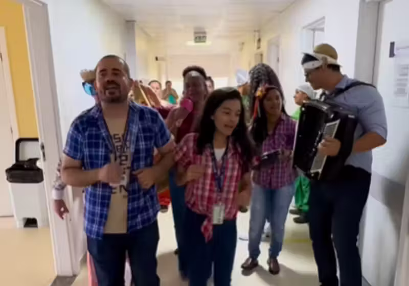 O Hospital Roberto Santos, em Salvador, na Bahia, virou um grande arraiá de festa de junina. Os médicos Adriane Barreto e Cássio Fernandes tocaram um forró daqueles na sanfona. Foto: Correio da Bahia