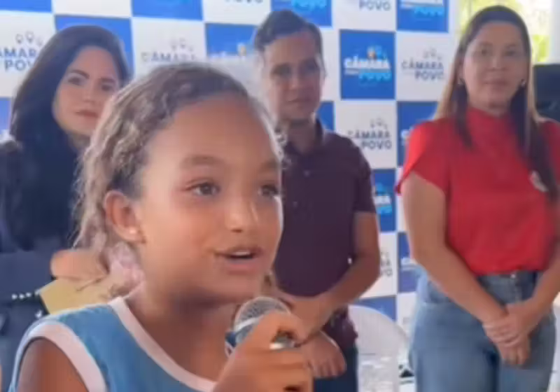 Maria de Fátima, de 9 anos, de Juazeiro do Norte, no Ceará, teve uma coragem e tanto. A aluno fez um protesto, diante dos vereadores, ao reclamar que a merenda da escola só tinha soja. Deu certo! Foto: @mariadefatima.jua