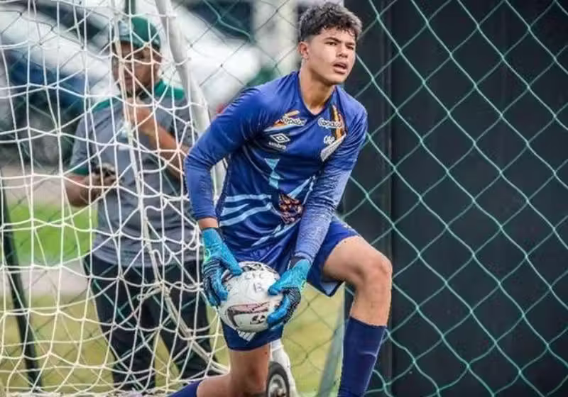 Bruninho, filho de Elizia Samúdio, cresceu, é jogador do Botafogo e está na Europa para defender o time em campeonato internacional. - Foto: divulgação