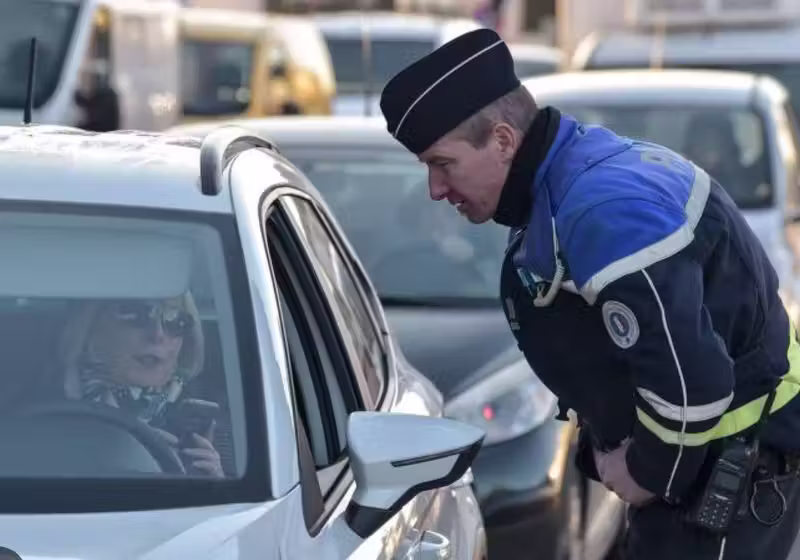 Nos Estados Unidos, Policiais que costumam aplicar multas de trânsito, agora estão dando “multas de gentileza” para incentivar pessoas e tornar o mundo um pouco melhor. - Foto: AFP