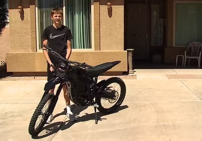 O jovem Cody, dos Estados Unidos, devolveu a carteira e ganhou uma bicicleta como recompensa. - Foto: Arizona's Family