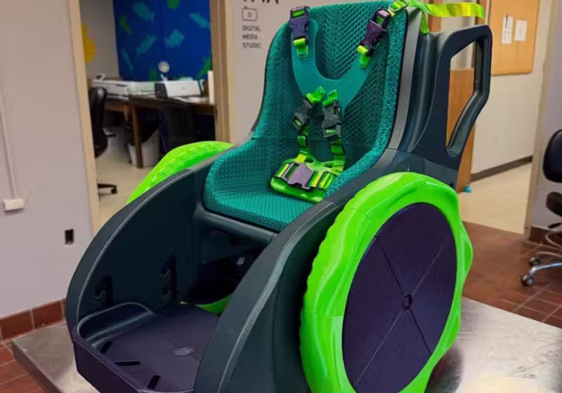 A cadeira de rondas infantil impressa em 3D foi desenvolvida nos EUA com projeto aberto, que pode ser copiado em qualquer parte do mundo. - Foto: MakeGood