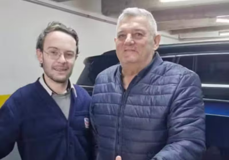 O jovem devolve o dinheiro perdido pelos donos e não só se torna herói como recebe uma homenagem linda. - Foto: reprodução Facebook