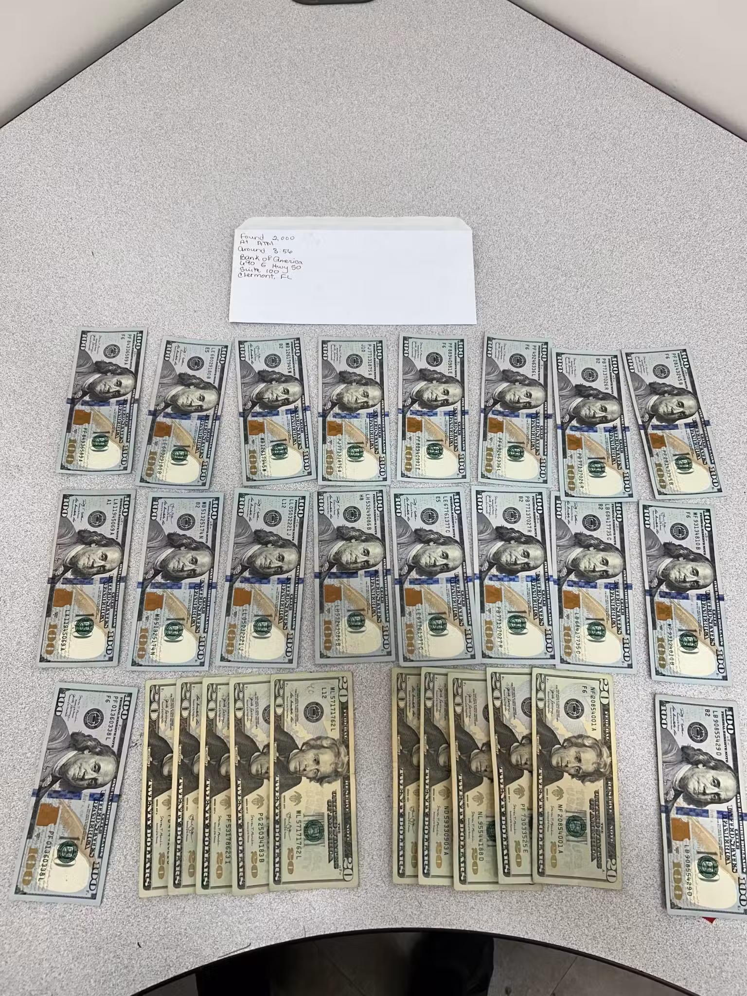 Os dólares foram entregues para a polícia, que devolveu para o dono. - Foto: Gabinete do Xerife do Condadeo de County Lake