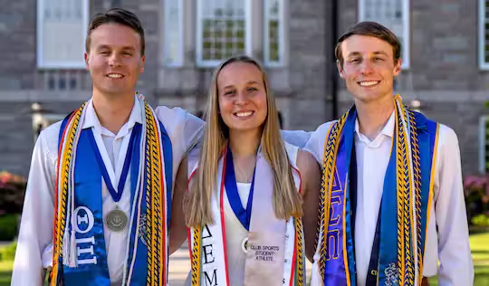 Alex Jedson, Emily e Ethan continuaram o legado da família na universidade. - Foto: Eric Long