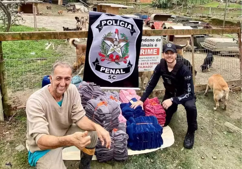 Os detentos do presídio de SC fazem as mantas para os animais abandoados com materiais reaproveitados e distribuem para abrigos do estado. - Foto: Polícia Penal/ND