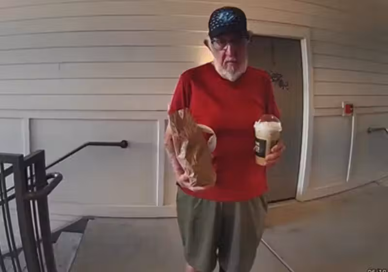 Larry, o idoso que entrega de comida, viralizou em um vídeo compartilhado por Ireland, uma jovem cliente dos EUA que ficou impressionada pelo homem subir 3 andares a pé para entregar a refeição dela. - Foto: Ireland Dannehold