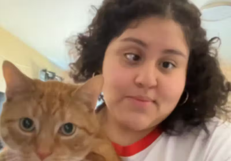 Médicos dos EUA fizeram a cirurgia inédita na estudante Karla Flores, de 18 anos. Eles retiraram um tumor grave do cérebro pelo olho da jovem. -Foto: CBS News