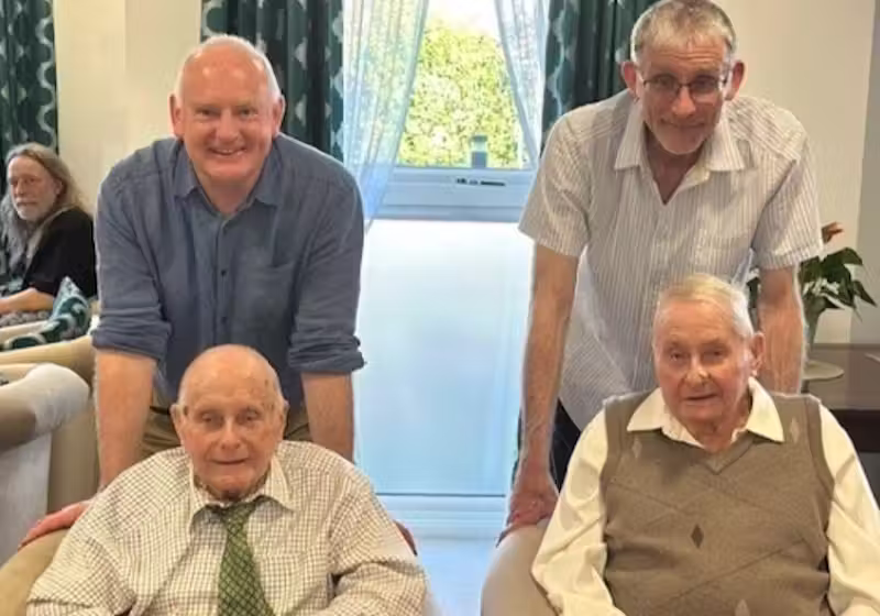 Os gêmeos idênticos Bill e Jack Casey comemoram 100 anos de muita longevidade, felicidade e uma vida repleta de aventuras. Nascidos em Londres, ganharam um cartão de aniversário dos reis Charles e Camilla. Foto: Bristol Live