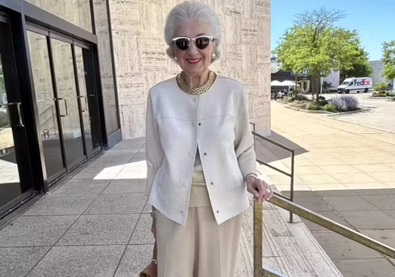 Toda elegante, aos 101 anos, a idosa Layne Horwich, de Illinois (EUA) venceu o câncer de mama e virou estrela de uma marca famosa de cosméticos. - Foto: SunnySkyz