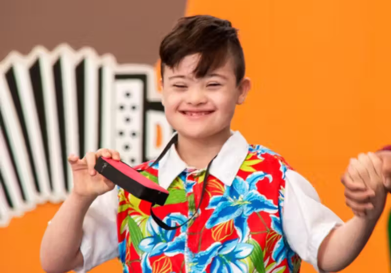 Pela primeira vez, Miguel, um menino com Síndrome de Down de SP, foi convidado para o aniversário de um amiguinho da escola. A mãe agradeceu emocionada. - Foto: @leticiamelocv