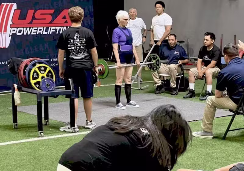 A vovó Faith, de 82 anos, moradora do Colorado, nos EUA, fez bonito no campeonato de levantamento de peso. Que força! - Foto: Faith O’Reilly