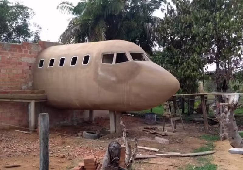 A casa em formato de avião fica num sítio no interior do Ceará e faz muito sucesso. - Foto: O Tempo