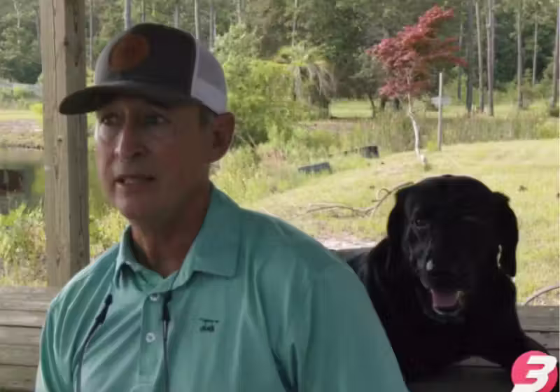 Bonner conseguiu tirar o cachorrinho dele da boca de um jacaré nos Estados Unidos. Um ato de coragem. - Foto: WWAY3