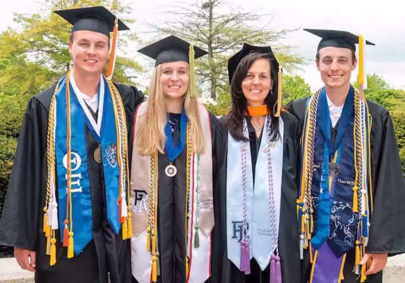 A mãe, dos Estados Unidos, se formou junto com os três filhos na mesma faculdade. Um final de semana de muita comemoração. - Foto: Michael Derr/The Independent Newspaper