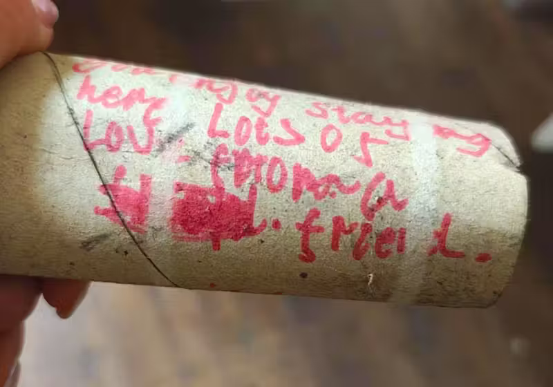 Durante uma reforma Charlotte encontrou o bilhete escrito num rolo de papel higiênico, em Nottingham, na Inglaterra. Ele foi escrito por uma menina há 35, que agora foi localizada. - Foto: Charlotte England-Black / SWNS