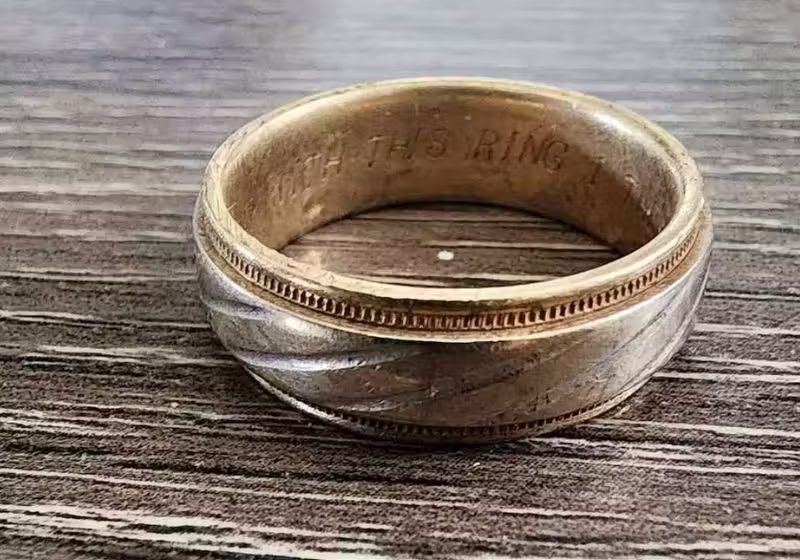 A aliança de casamento perdida há 15 anos foi encontrada e devolvida graças a um bilhete encontrado na fazenda onde ela desapareceu, na Virgínia (EUA). - Foto: Wayne Corprew