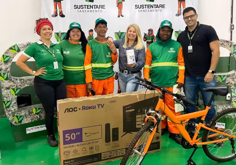 Os Garis de Brasília, vencedores da gincana para arrecadação de lacres, ganharam uma TV, uma bicicleta e um smartphone. - Foto: divulgação