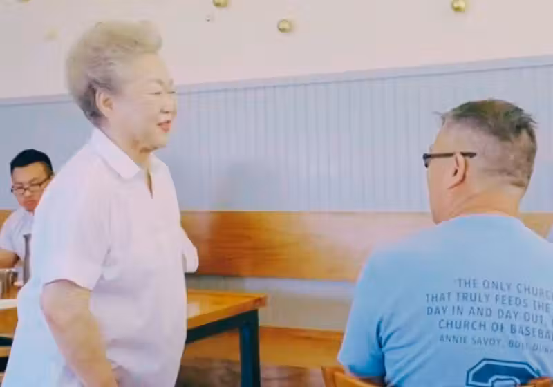 Kim, uma das donas do restaurante que dá comida gratuitamente todo mês, conversa com clientes. - Foto: Korea House/Instagram