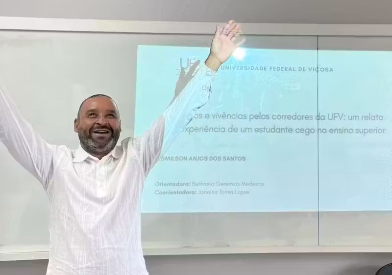 O estudante cego Edmilson, o 1º estudante se formar na Universidade Federal de Viçosa, comemora a longa conquista suada. - Foto: arquivo pessoal
