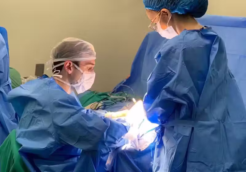 A cirurgia feita em Porto Alegre (RS), implantou eletrodos na base do crânio do paciente. Meses depois, o homem surdo volta a escutar após mais de 20 anos. - Foto: Divulgação/ Hospital Moinhos de Vento