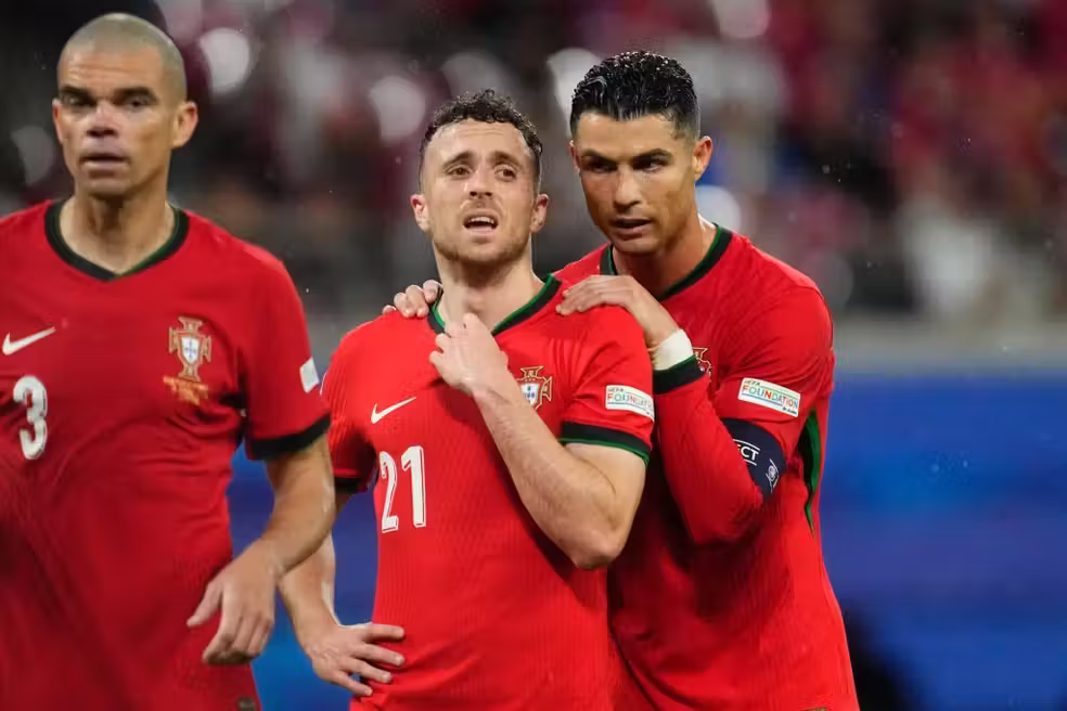 Cristiano Ronaldo e Diogo Jota eram muito amigos e brilhavam na seleção de Portugal. - Foto: reprodução