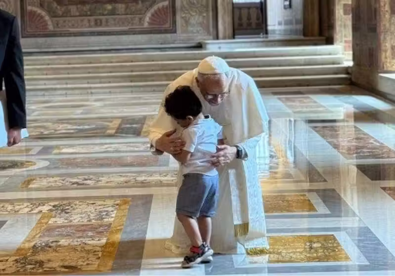 O garotinho correu para abraçar o Papa Leão XIV e deixou todos emocionados - Foto: Divulgação/Padre Bruno Silvestrini/ND