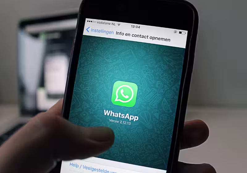 O WhatsApp tem algumas configurações que ajudam a liberar a memória do celular- Foto: Canva
