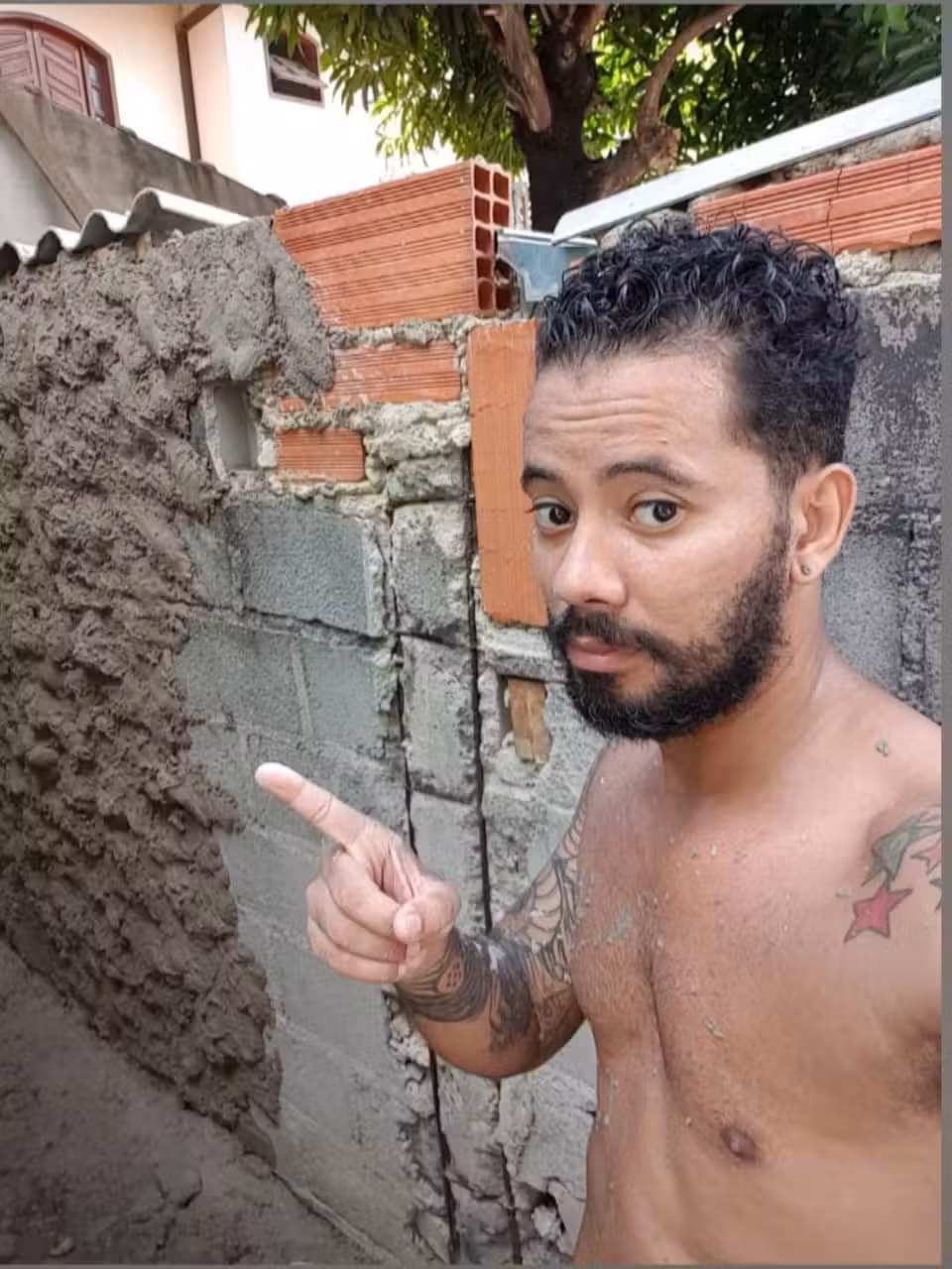 Gabriel quando trabalhou como ajudante de pedreiro. - Foto: arquivo pessoal