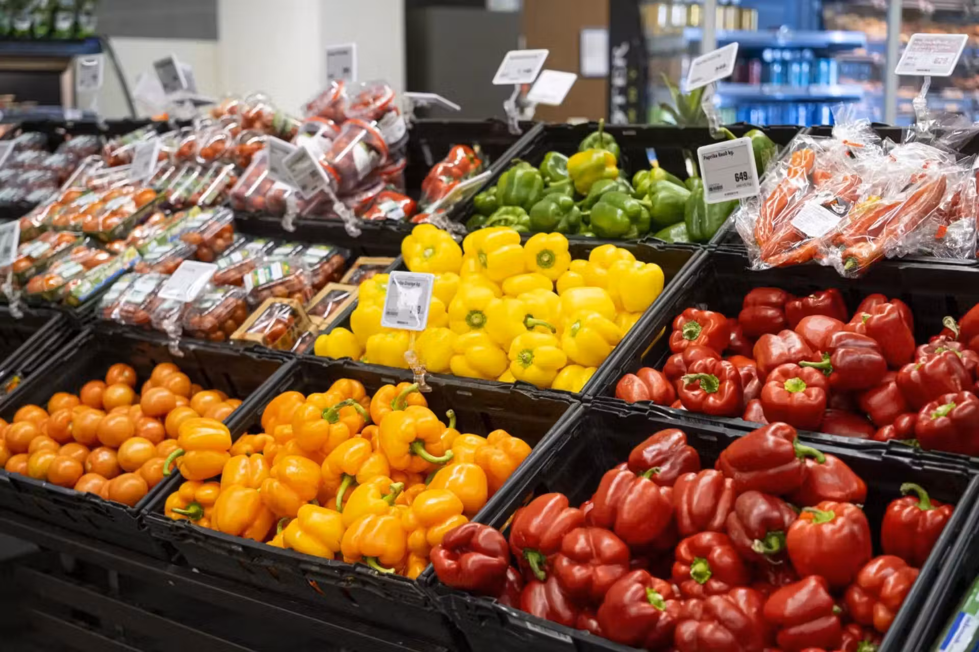 900 lojas da rede de alimentos Iceland, no Reino Unido, começam a usar um app para reduzir o desperdício. Etiqueta amarela indica produtos que vão vencer. - Foto: reprodução/Iceland