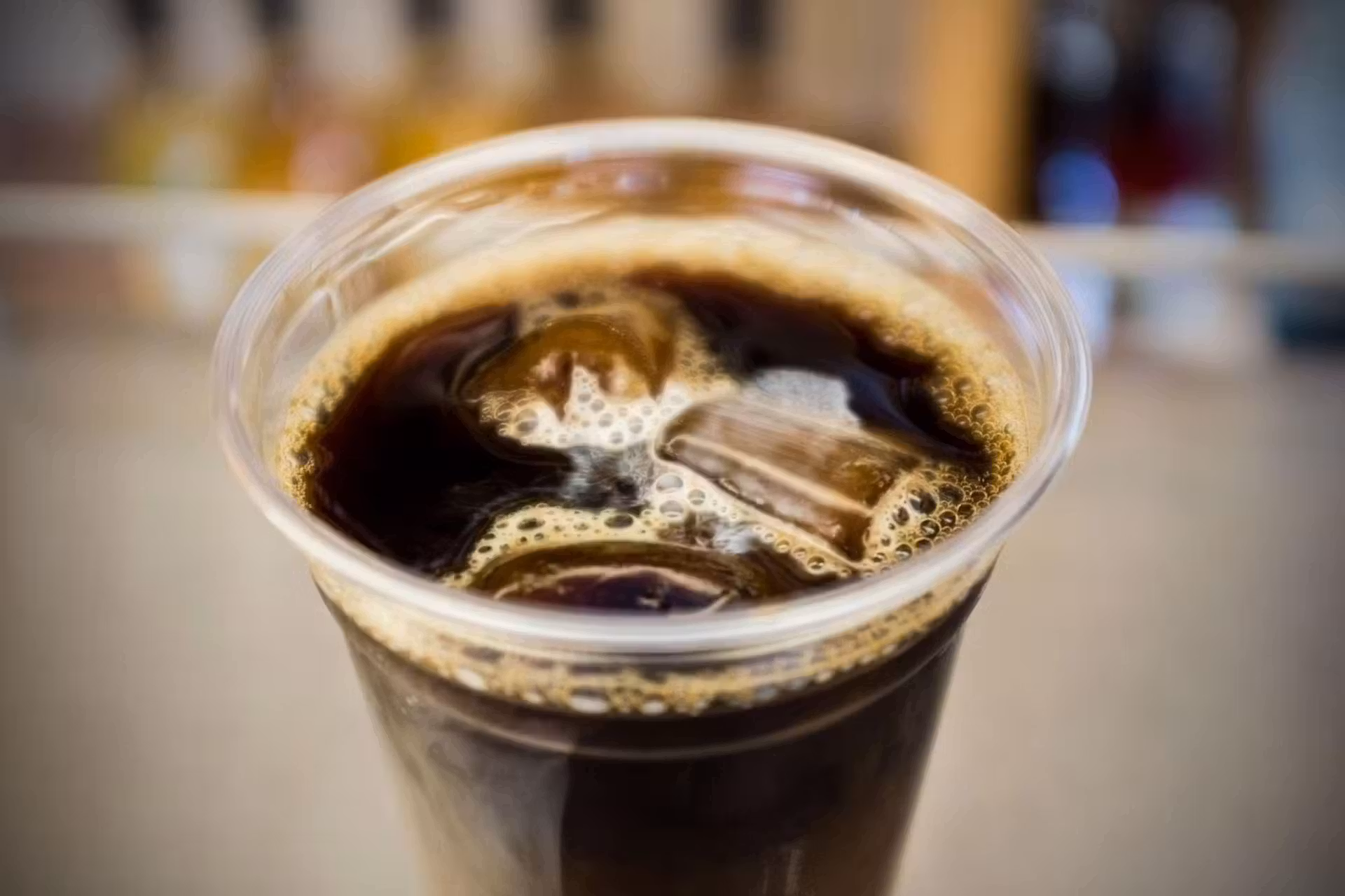 O novo estudo feito nos EUA mostra tomar até 3 xícaras de café por dia, sem açúcar, diminui em 14% o risco de mortalidade por problemas cardíacos. - Foto: Alonso Nichols