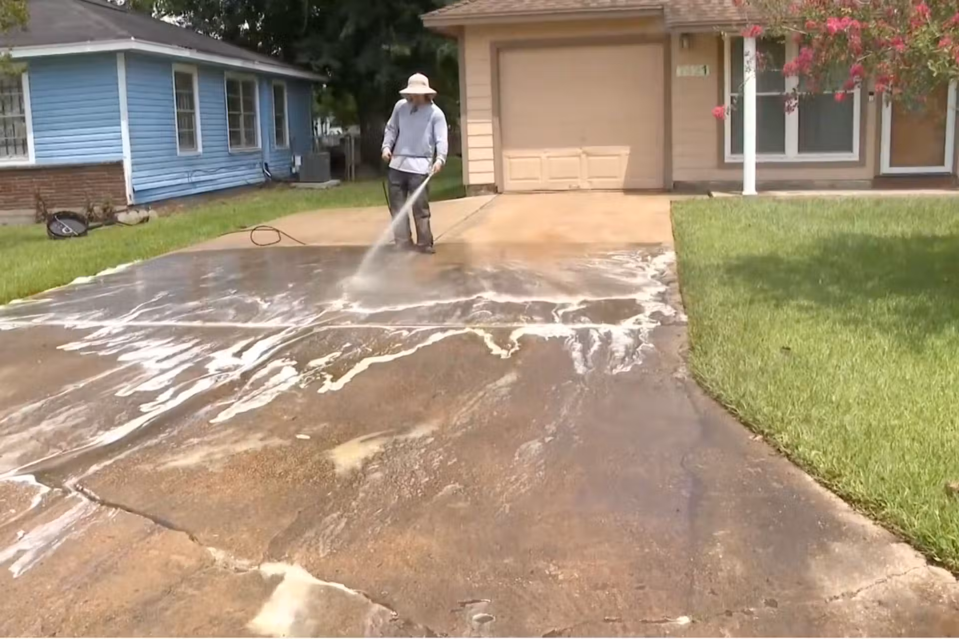 Sem cobrar nada, os irmãos limpam calçadas e cortam a grama de desconhecidos. - Foto: KHOU 11
