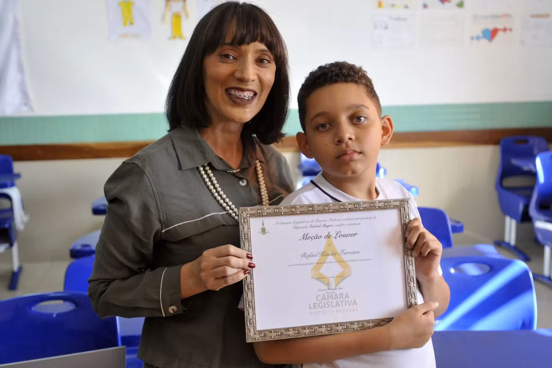 Rafael Kessler, um gênio brasileiro de apenas 11 anos, criou a própria fórmula de matemática para resolver um problema. A mãe, Robertha, mostra a homenagem que o filho recebeu. - Foto: Minervino Júnior/CB/D.A.Press