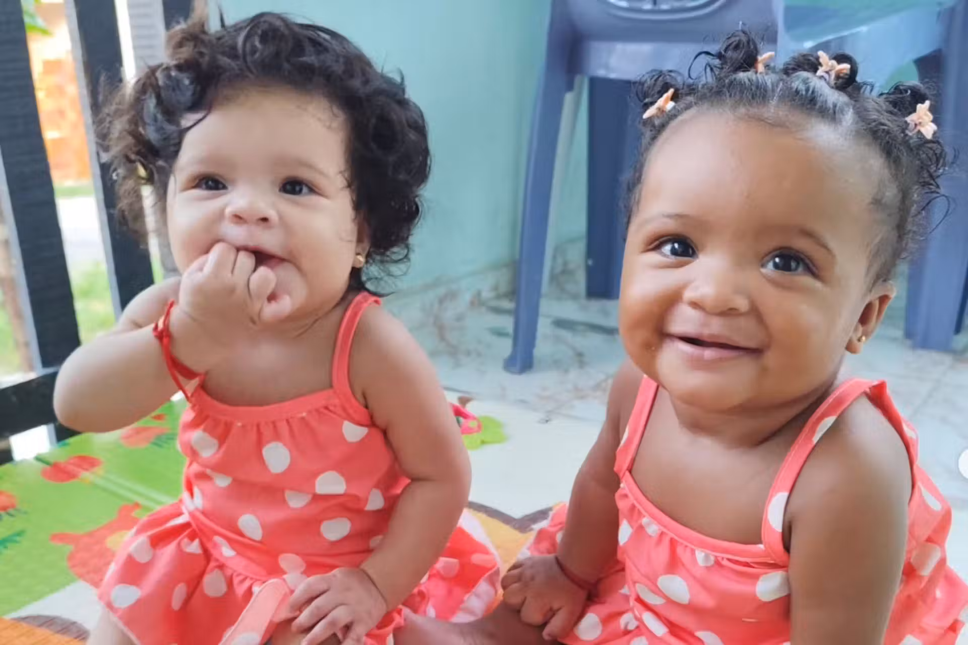 Com quase 8 meses, as gêmeas brasileiras que nasceram com cor de pele diferente estão lindas, fortes e cabeludas, no Maranhão. - Foto: reprodução / Instagram