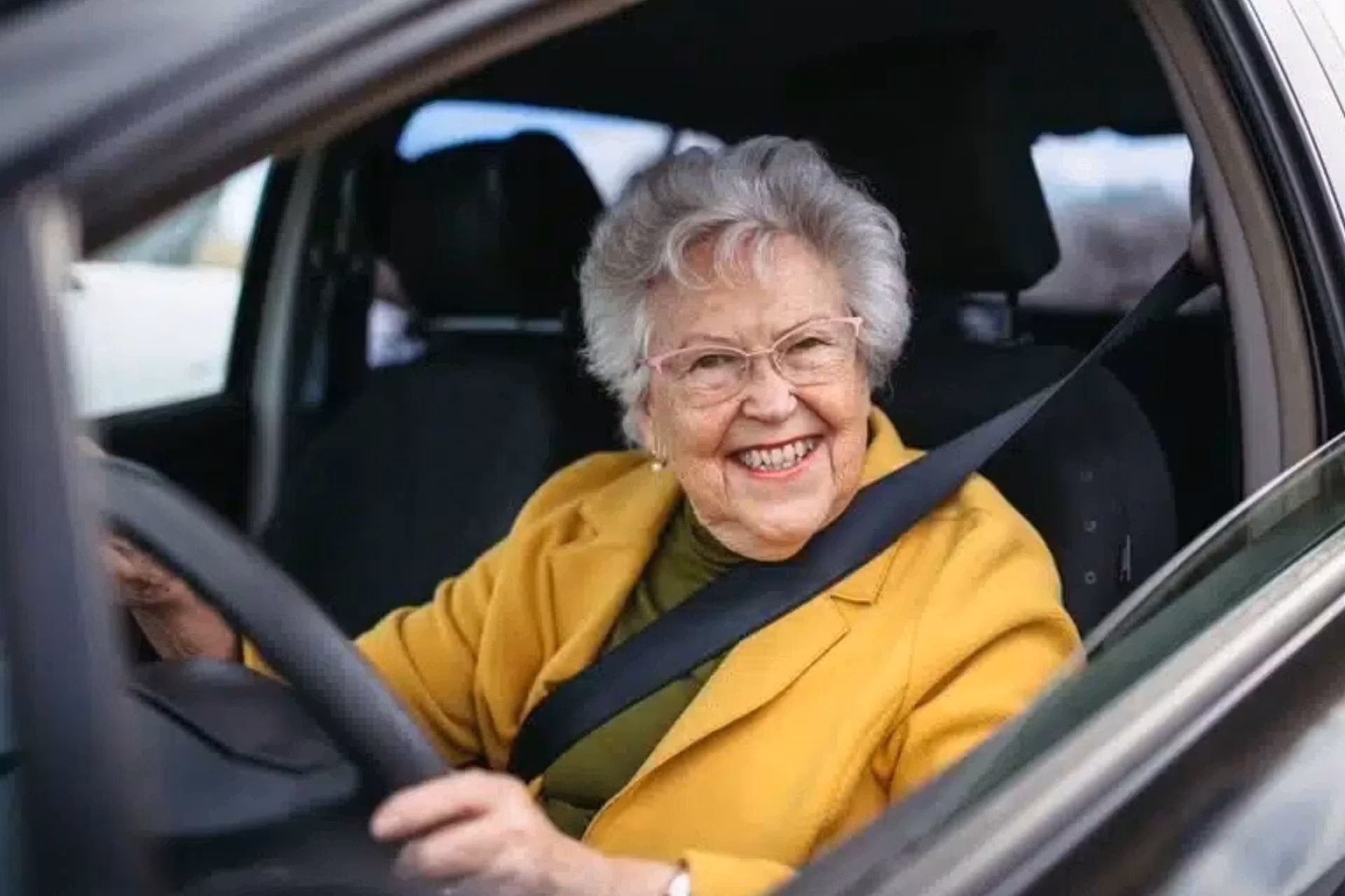 Para conseguir a isenção do IPVA para idosos é preciso comprovar que o motorista tem problemas que afetam a capacidade de condução ou mobilidade. - Foto: reprodução/clinicapop
