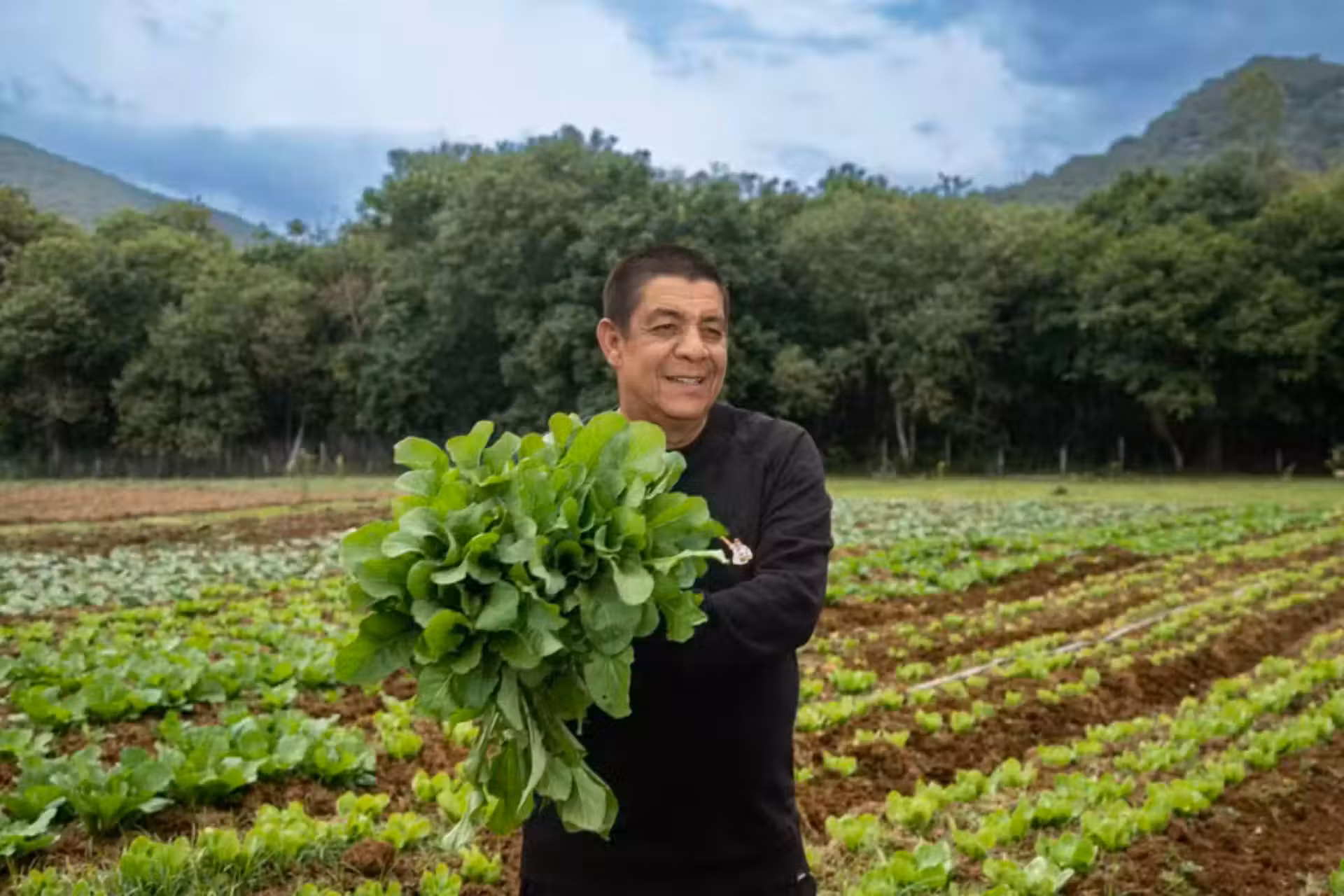 Zeca Pagodinho cedeu um terreno de 8 mil metros quadrados em Xerém (RJ) para o desenvolvimento da horta que vai produzir alimentos frescos para a comunidade. - Foto: Ana Branco/OGlobo