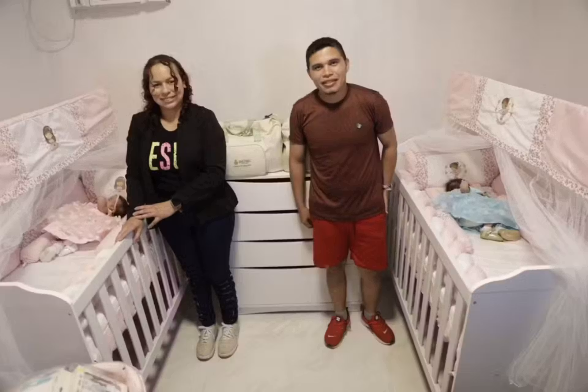 As gêmeas siamesas com os pais após a alta médica e o retorno ao Amazonas. — Foto: Secom
