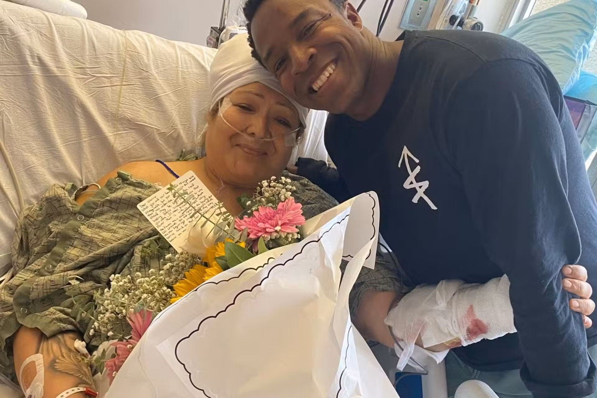 Melinda, a mulher que perdeu uma perna em acidente de moto nos EUA, agradece no hospital ao jovem médico Simmon, que salvou a vida dela. - Foto: U.S. Marine Corps. - Foto: U.S. Marine Corps