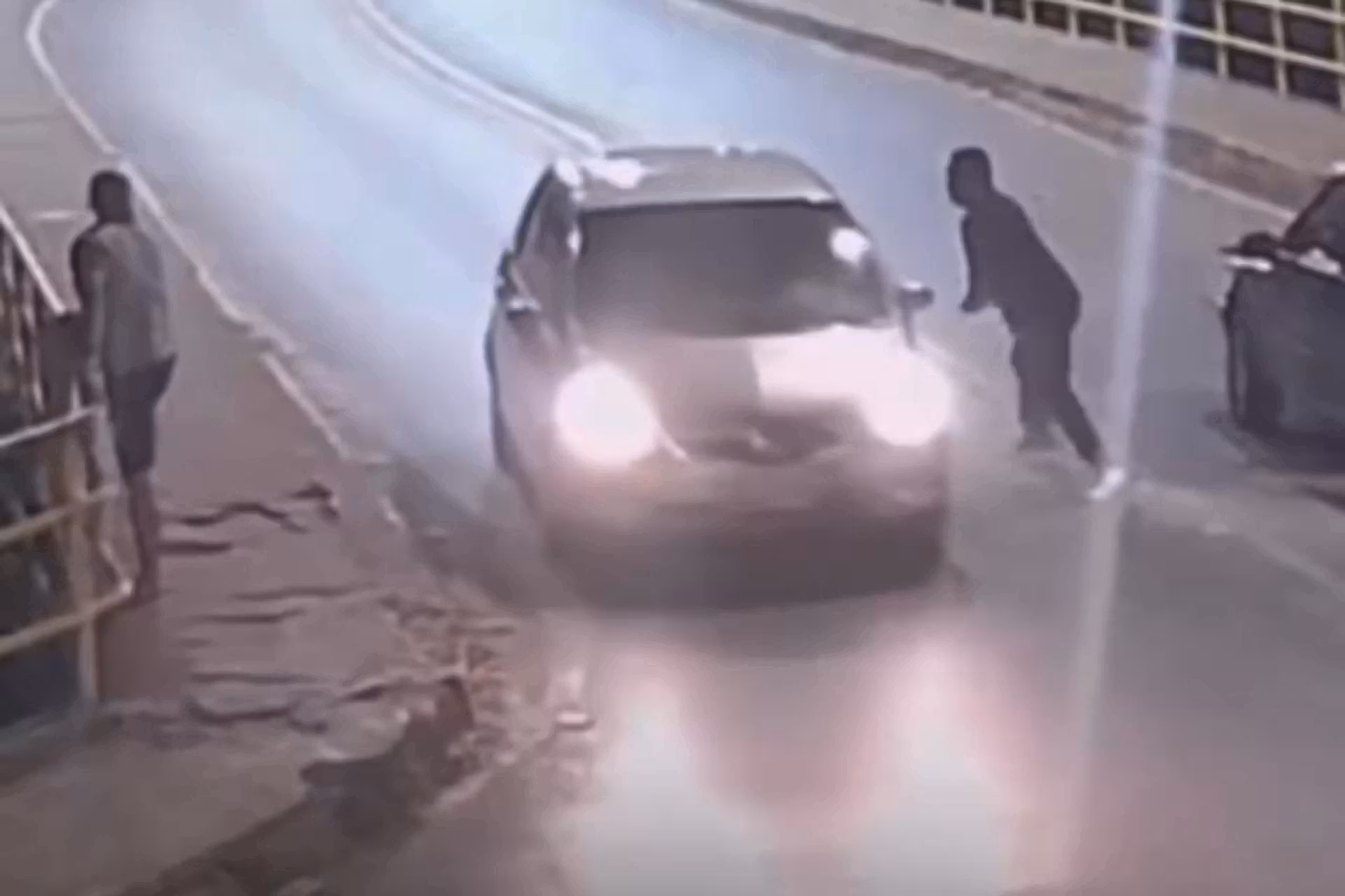 O motorista impede que um homem se jogue de uma ponte, em MG. As imagens foram gravadas por câmeras de segurança. - Foto: reprodução/PonteNovaNews