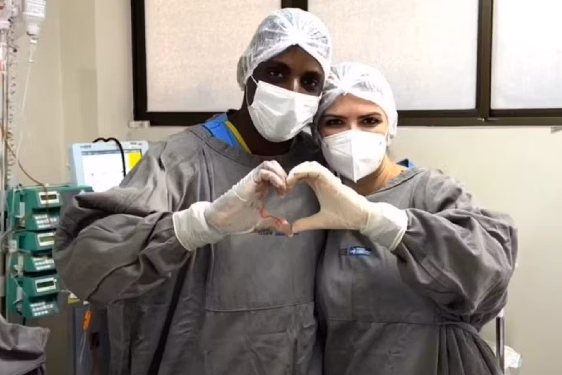 Gileno Júnior e Sarah Dantas, o casal de médicos brasileiros, salvou um passageiro com crise convulsiva durante voo para a Espanha. — Foto: Arquivo Pessoal