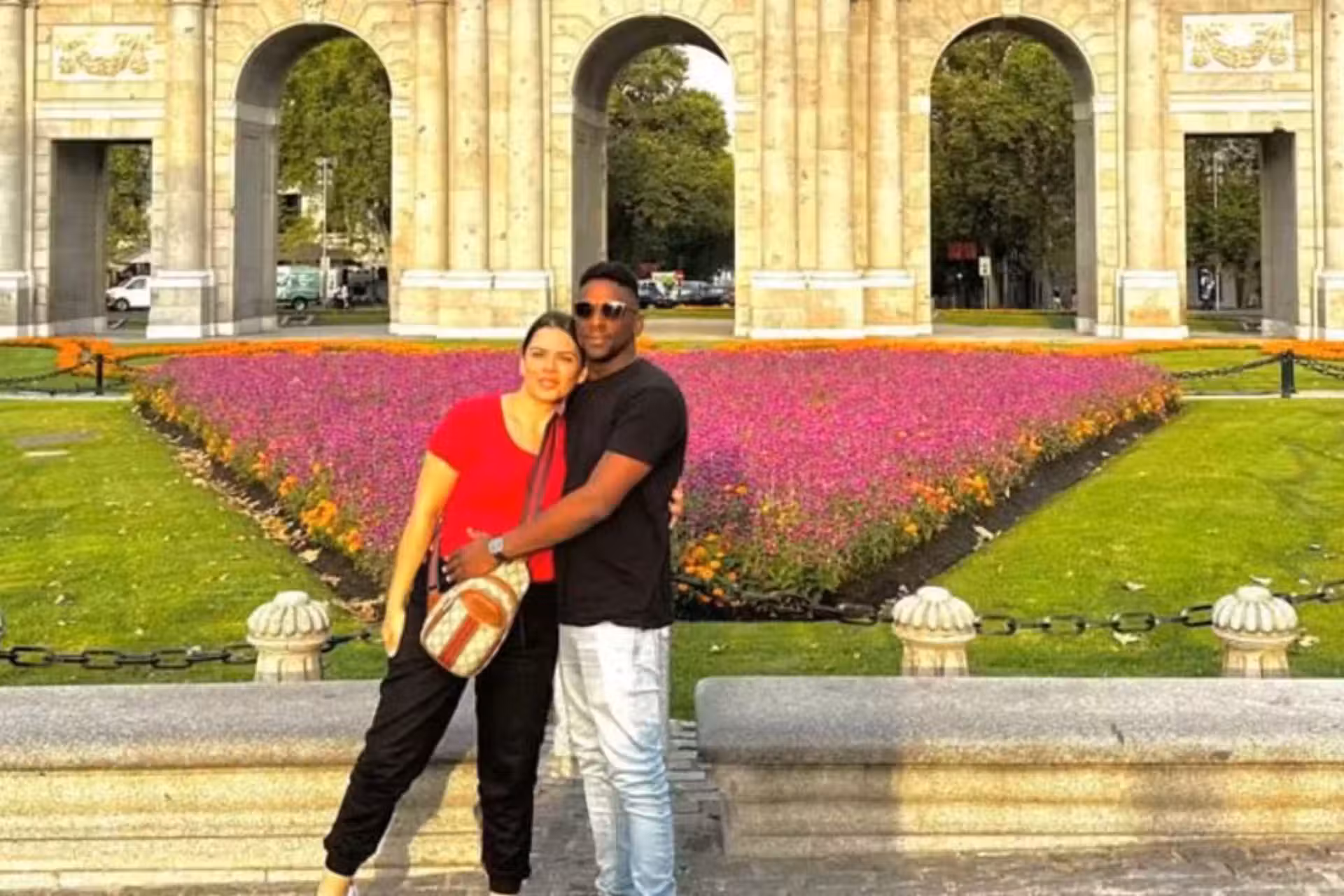 O casal de médicos brasileiros, que salvou o passageiro que teve uma crise convulsiva no voo, segue viagem pela Europa. - Foto: arquivo pessoal