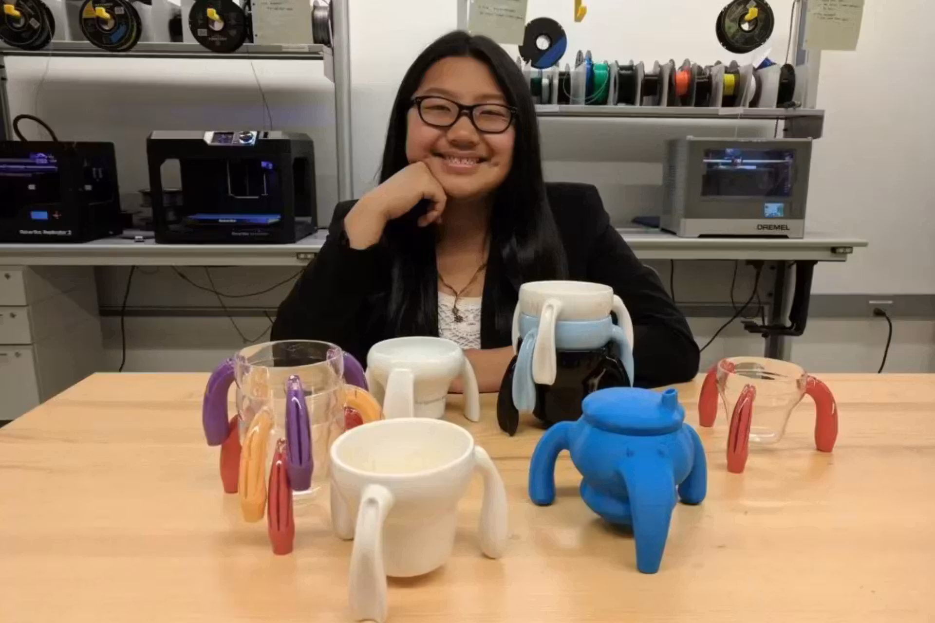 Há 10 anos a menina Lily inventou uma caneca para ajudar o avô com Parkinson. Hoje ela tem 21 anos e está milionária com a invenção. - Foto: StartupSquad