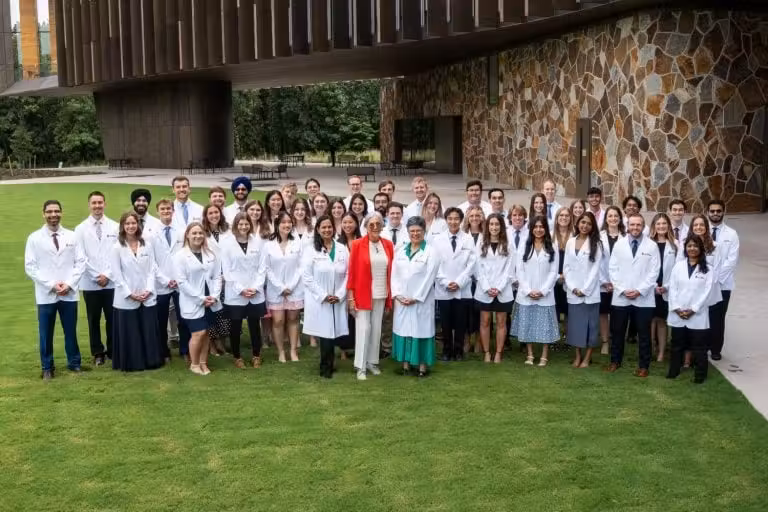 A primeira turma de 48 anos alunos da faculdade de medicina aberta pela herdeira do Walmart - Foto: Alice L. Walton School of Medicine/Reprodução 