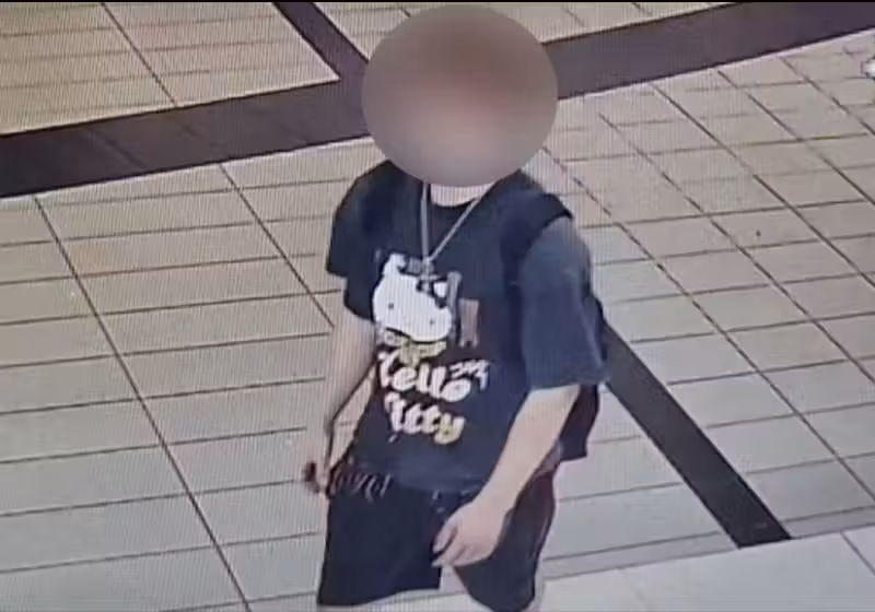 Adolescente Se Torna Herói Ao Salvar Mulher Agredida Em Ponto De Ônibus 2 O jovem herói agiu rápido e conseguiu salvar a mulher que estava sendo agredida num ponto de ônibus na Polônia. Câmeras de segurança gravaram tudo. - Foto: policja.gov.pl