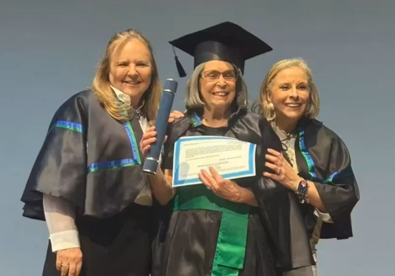 Aposentada aos 77 anos, a professora Valéria se forma na universidade após superar preconceito com a idade, em Brasília - Foto: Correio Braziliense
