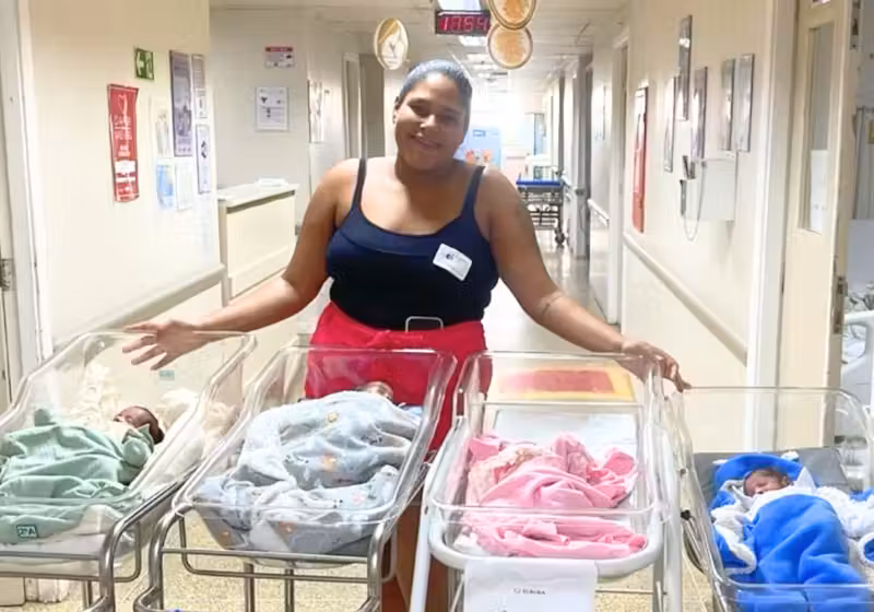 Stephanie, a mãe dos quadrigêmeos que nasceram em Salvador em julho, comemora a alta dos filhos. Agora eles precisam de ajuda. - Foto: reprodução redes sociais
