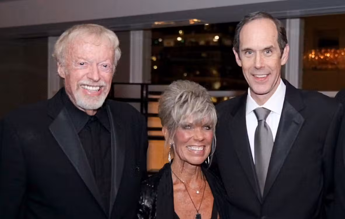 O cofundador da Nike, Phil Knight, fe a esposa na doação de US$ 2 bilhões para o centro de câncer da Universidade de Oregon(EUA). - Foto: OSHU