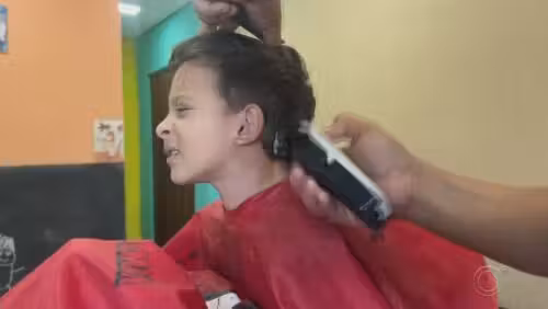 Jô começou a fazer os cortes gratuitos a partir do diagnóstico do filho, de seis anos — Foto: Reprodução/TV TEM